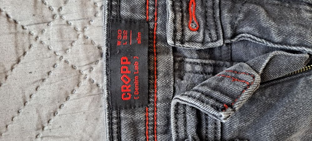 Модерни мъжки дънки