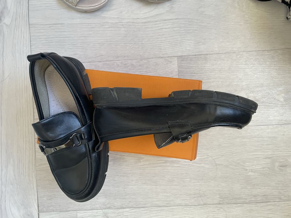 Продам туфли для девочек 12-14 лет дешево