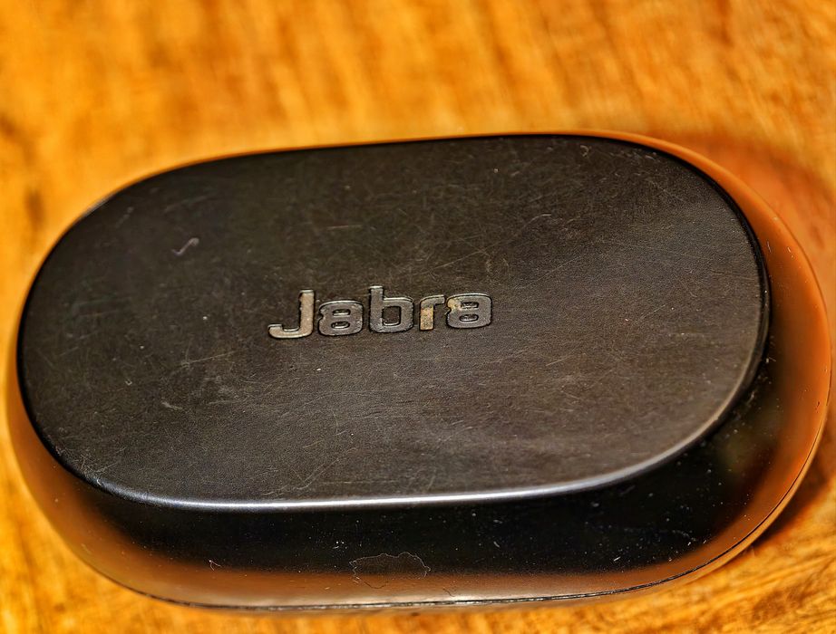 Jabra Elite 7 Pro, дясната слушалка и кейсът  за зарежданене