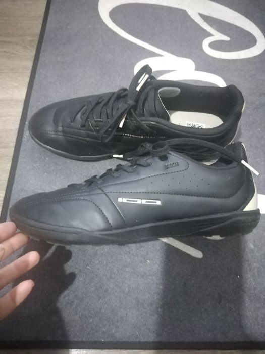 Футболни обувки за изкуствена трева