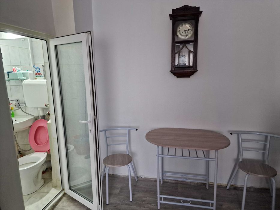 Vand garsoniera in Razboieni, stradala, etaj 1, pret. 38.000 Euro.