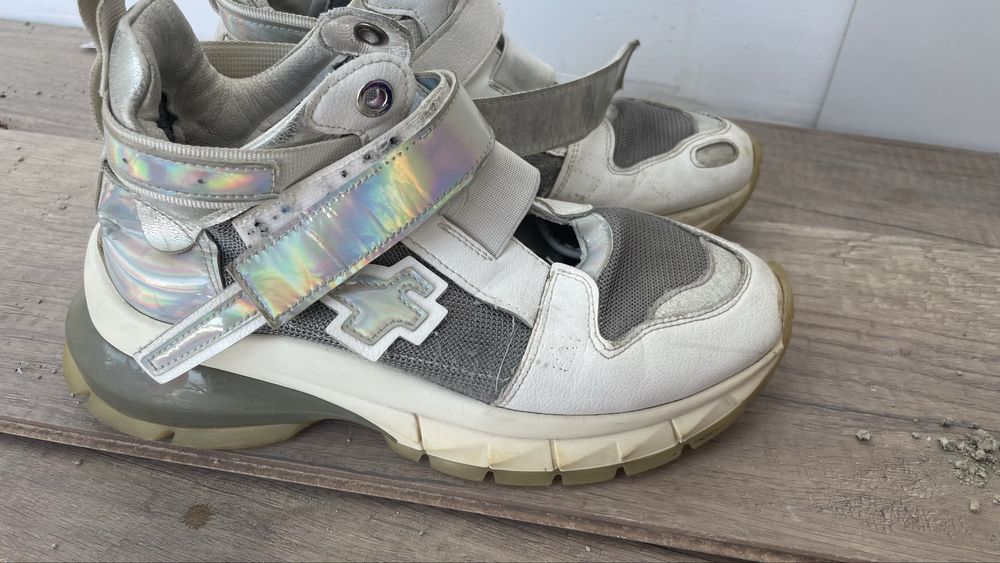 белые кроссовки