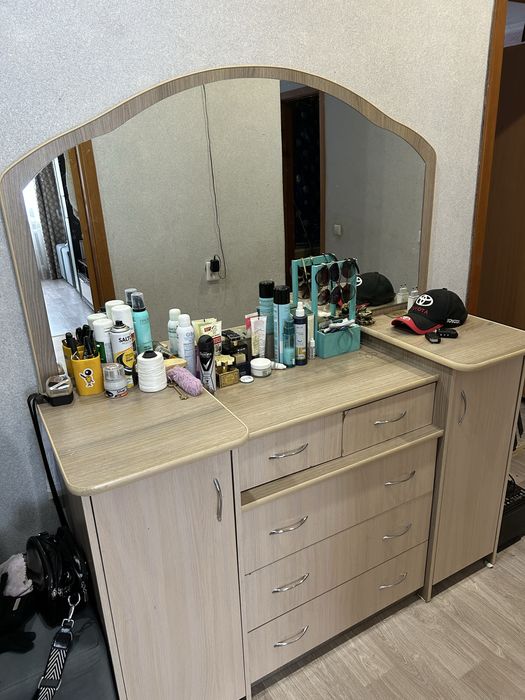 Продам трюмо срочно