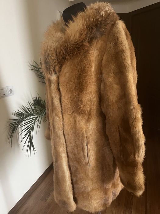 Haina superba de blana naturala de nurca cu guler de vulpe
