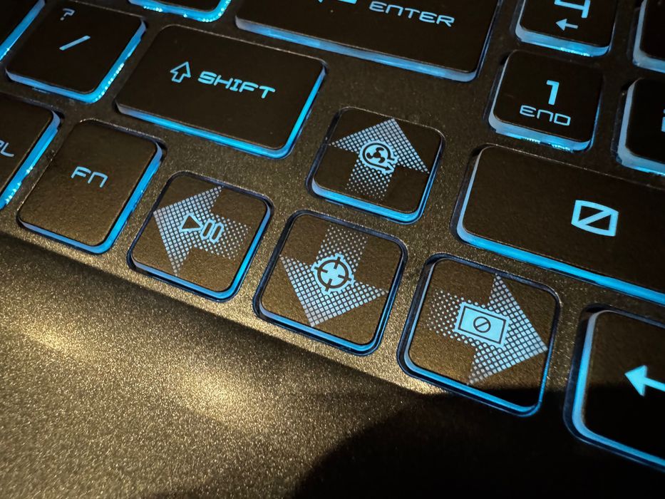 15.6 144hz /RTX 4050 6gb /i5 12450H /1000GB SSD / CYBORG