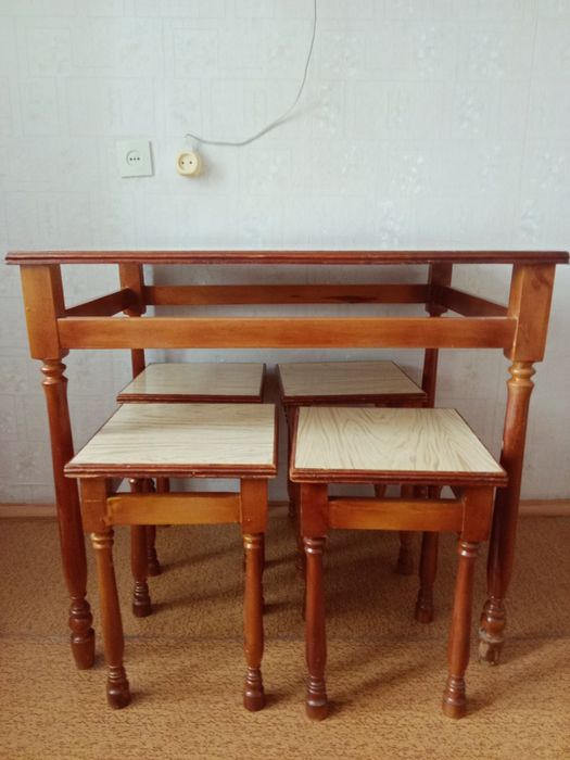 Кухонный стол из дерева