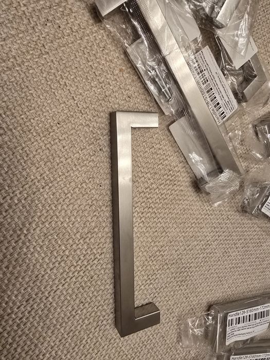 Мебелни дръжки за шкафове  – метални, L-образни, 128 мм, нови