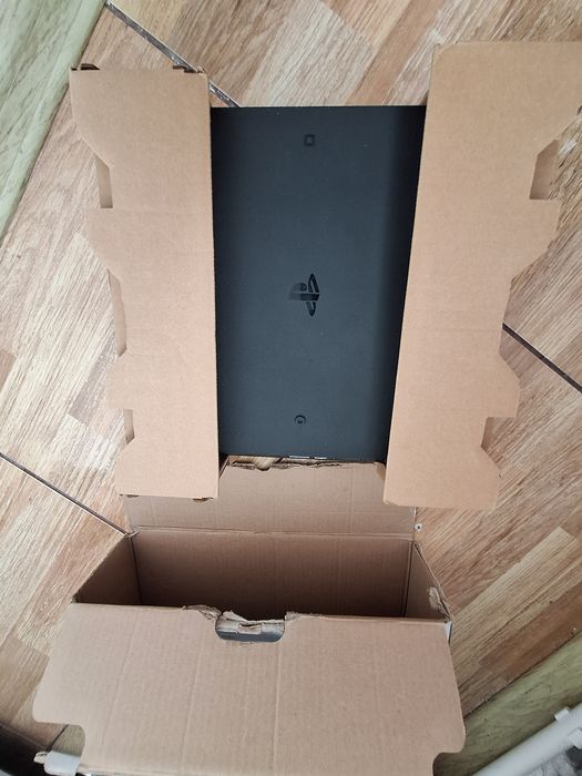 PS 4 cu 2 manete si 14 jocuri