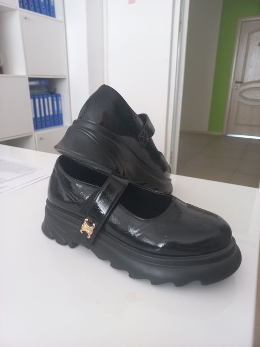 Продам туфли на девочку подростке