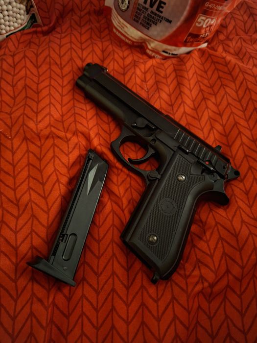 Vând pistol airsoft Taurus PT 92