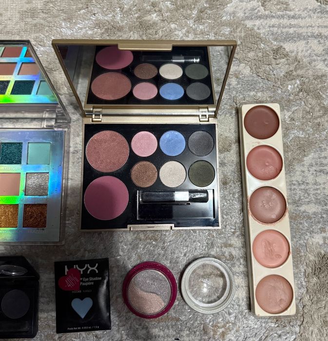 Продам дешево тени для глаз