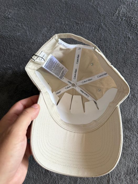 Calvin Klein șapcă unisex bej cu logo mic metalic mărime OS noua originala