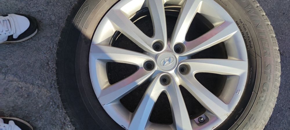 Продавам зимни гуми с джанти Dunlop 225/60/17 6.5mm на 2 сезона Hyundai Tucson