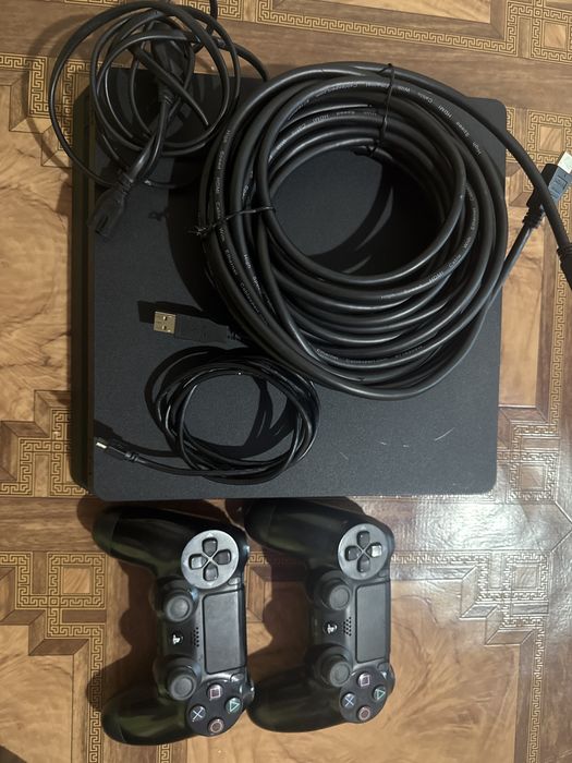 Продам Ps 4 в идеальном состояниии