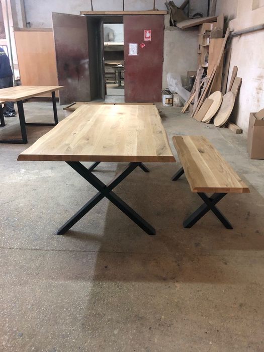 Трапезна маса от дъбов масив с метални прахово боядисани крака