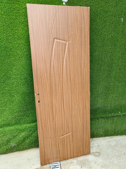 Крило от врата със следи от употреба.