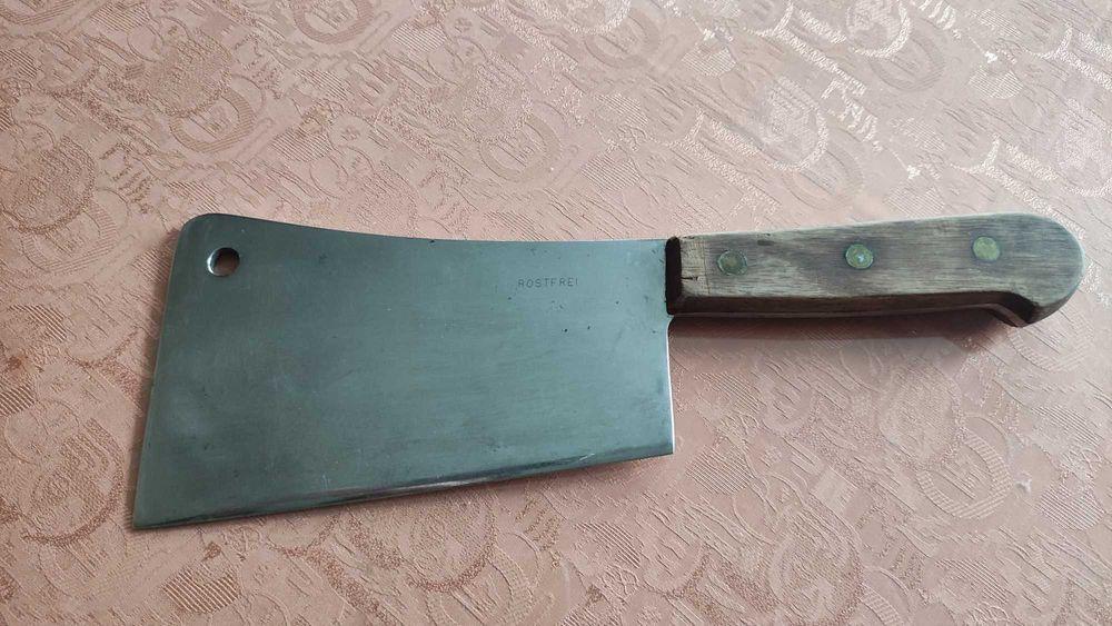 Кухненски сатър от дебела стомана и дървена дръжка