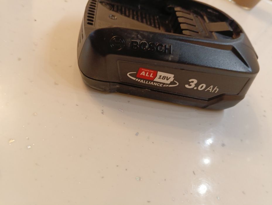 Продавам акумулаторна батерия Bosch18V 3Ah. Power for ALL