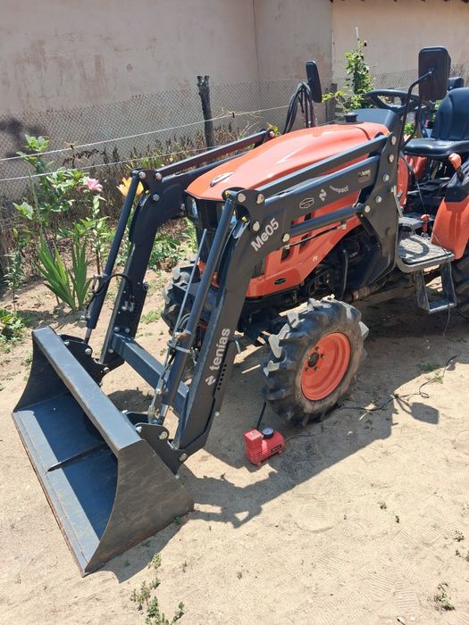 Încărcător frontal Tenias ME05 Compact + cupă – pentru tractor 20–35 CP