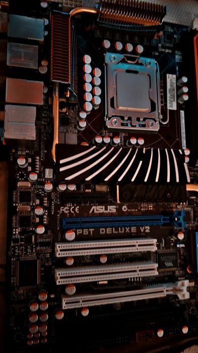 Vând placa de baza Asus PGT DELUXE V2  cu procesor I7 920