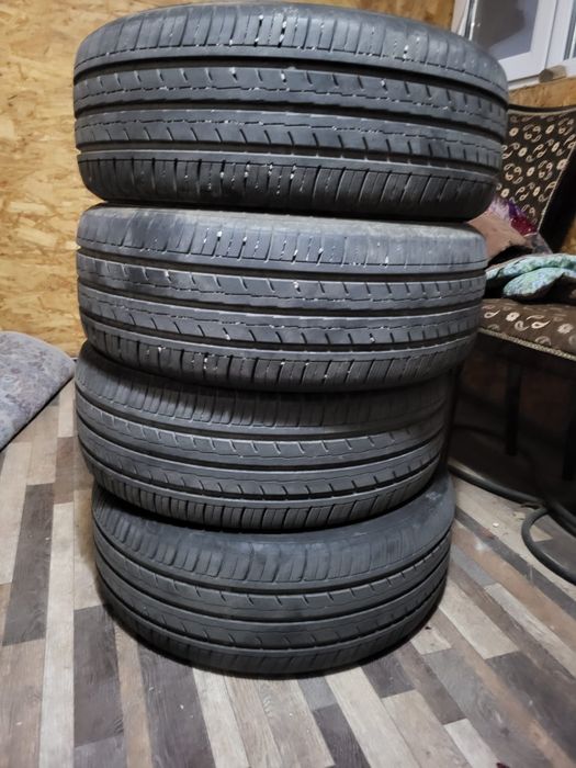 Продам комплект шин 215/55 R17 94V