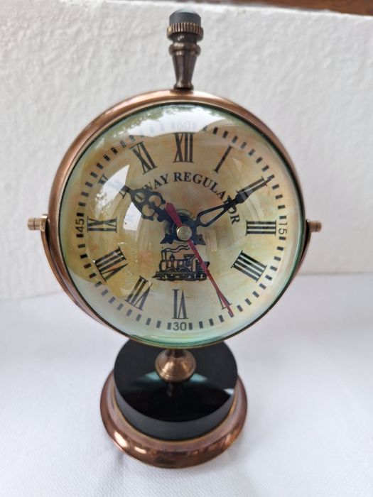 Часовник масивен бронзов настолен с ретро дизайн 



Настолен масивен