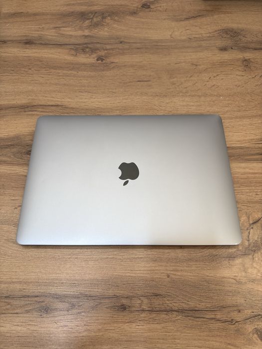 Продам MacBook air 2020