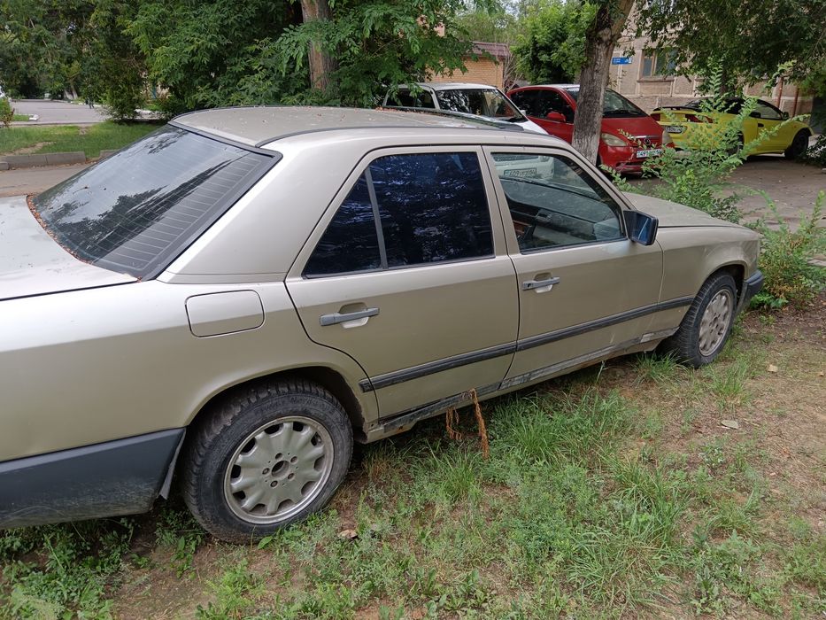 Продам мерседес 124 в среднем состоянии