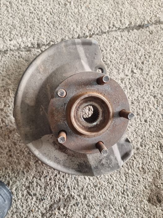 Поворотный кулак. Цапфа с подшипником. Outlander xl 3.0