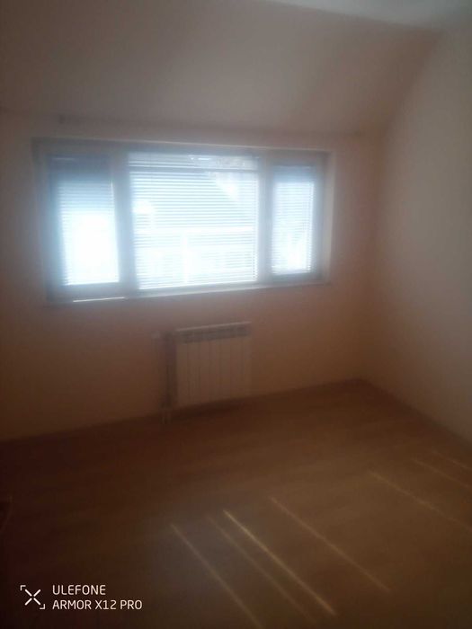 Под наем тристаен необзаведен Банишора