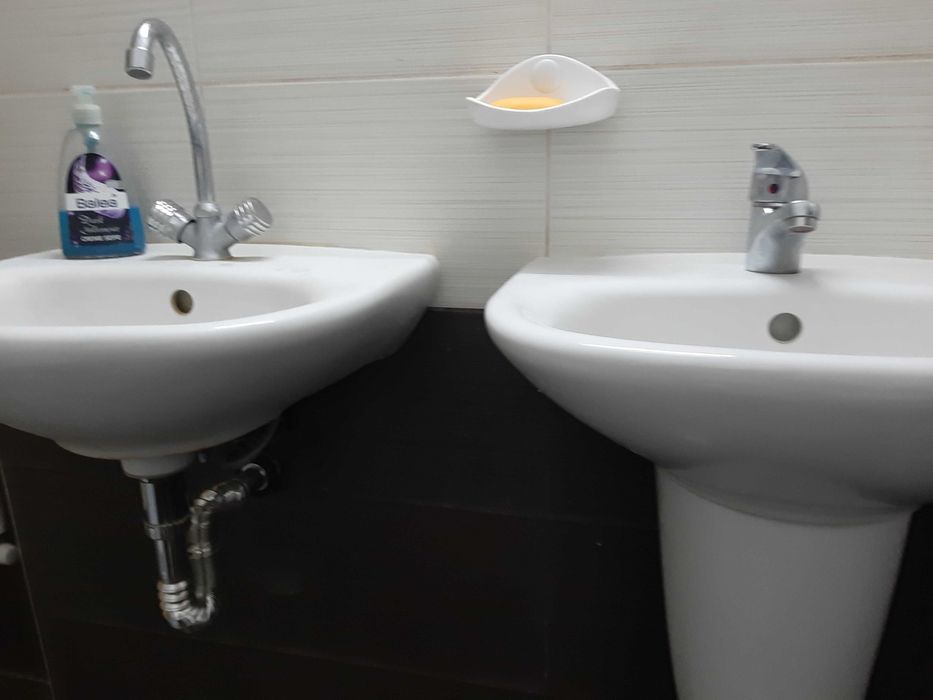 Две мивки за баня с ботуши ,смесител и кликсифон