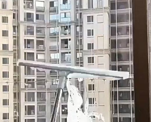 Метла с разтегателна силиконова шпатула и уред за почистване на стъкла