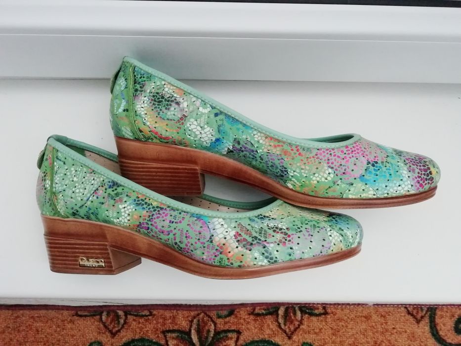 Распродажа женской обуви.