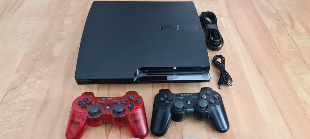 Продам Sony PS3 в полном комплекте с игровыми дисками.