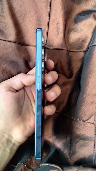 Sotiladi vivo y 100 xotirasi 8/256 yengi xali 2 hafta ishlatilgan