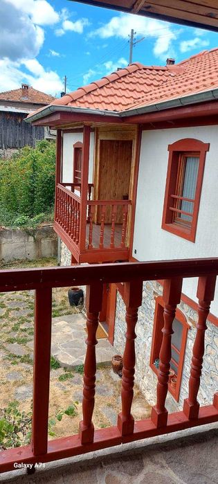 Продавам къща за живеене и къща за гости с голям двор