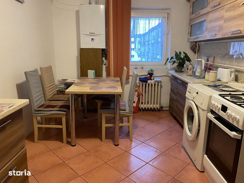 Apartament 4 camere,  zona Calea Moldovei, et. 3