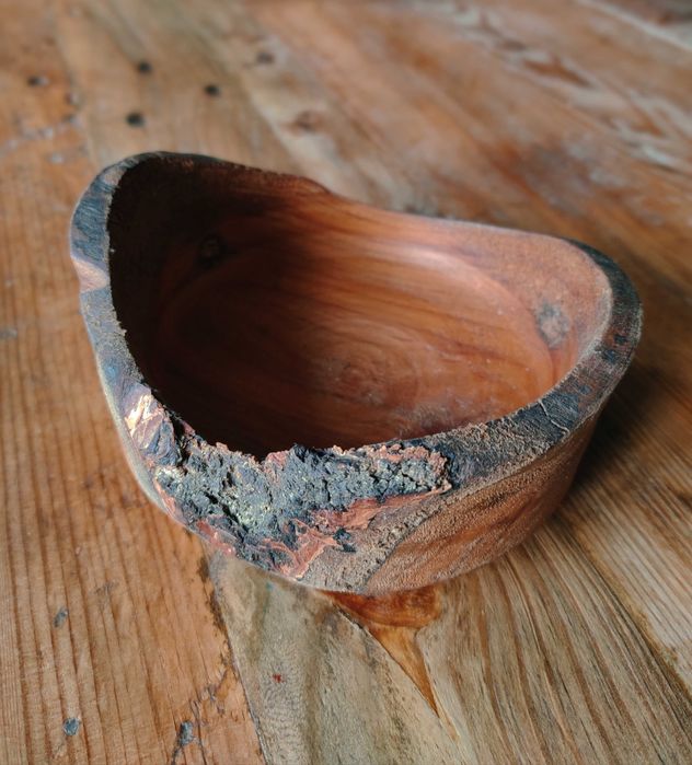 Уникални дървени купи, свещници и табели