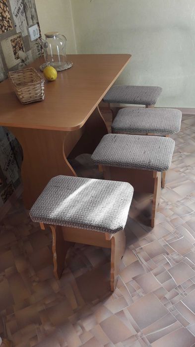 кухонный стол с табуретками