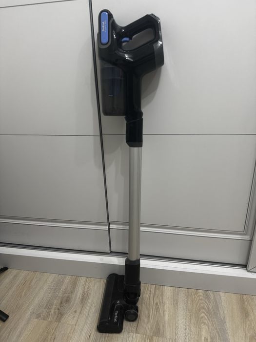 Продам вертикальный пылесос