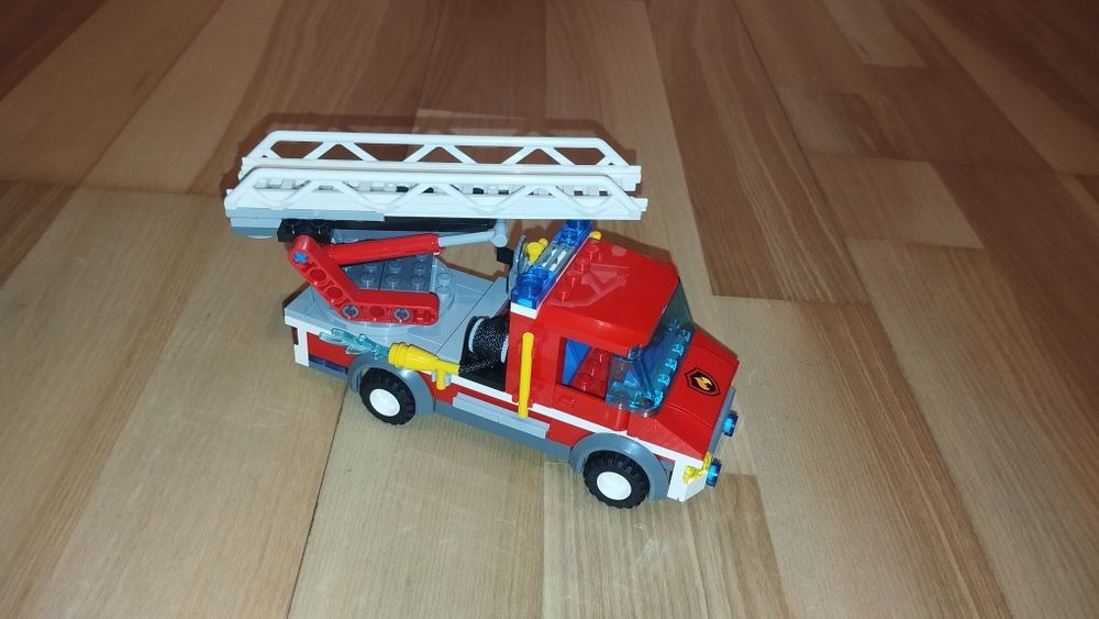 Vand set Lego cu o masina de pompieri