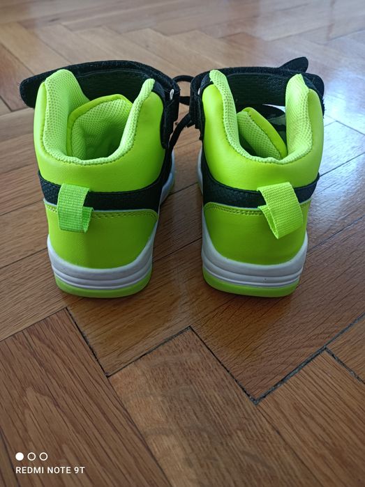 Чисто нови  кецове 20 лв.