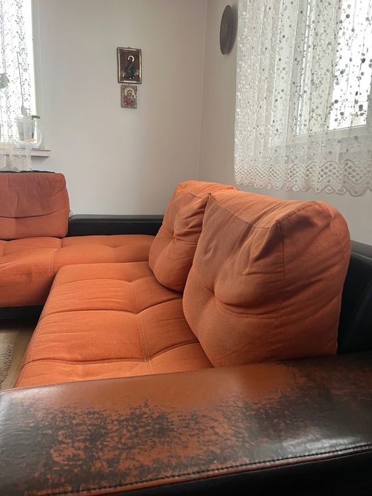 Текстилен диван  с кожени елементи