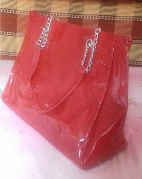 • Vând geantă H&M, rosie