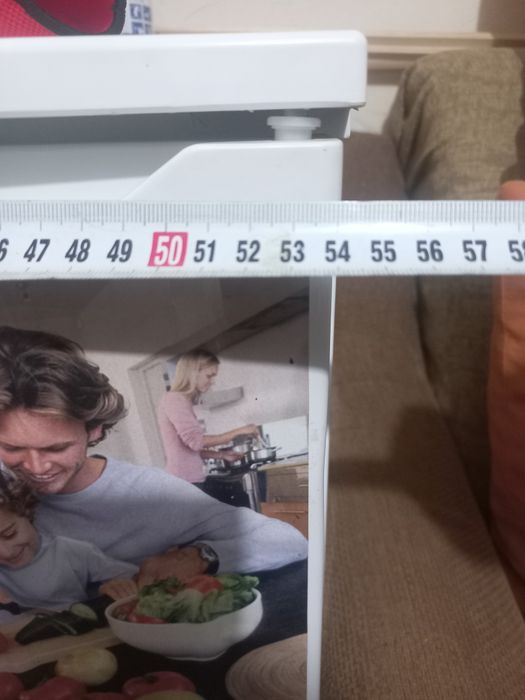 Продавам малък хладилник на марката Crown