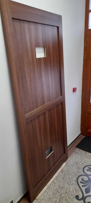 Заседателна маса с отвори за електричество и комуникации