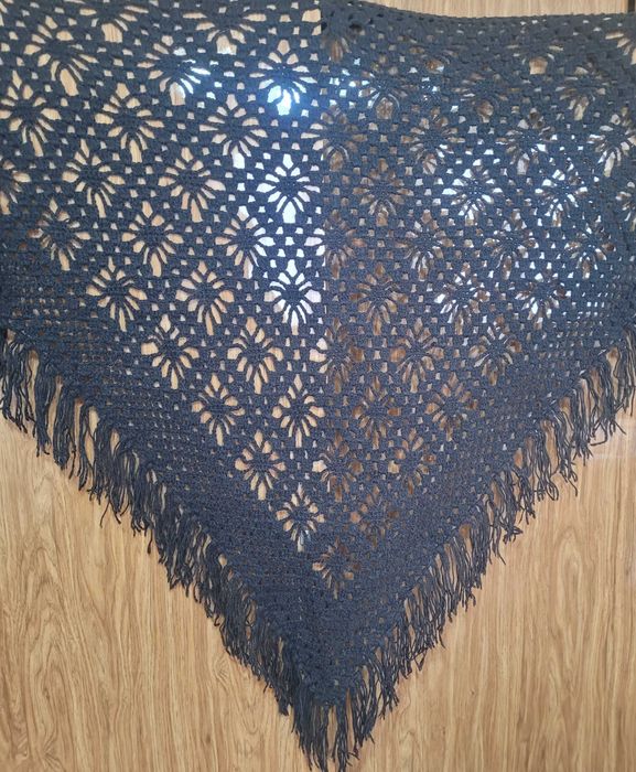 Продаются шали, ручной работы.