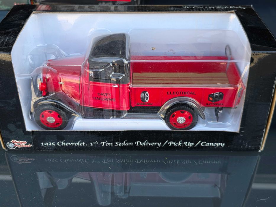 Macheta Auto 1/24 Unique Replicas 1935 Chevrolet Pickup 1 1/2 Ton Sedan Delivery