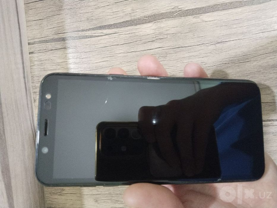 Продам Samsung Galaxy A6 в среднем состоянии