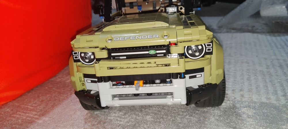 Оригинал LEGO Technic Land Rover Defender (42110) — собранная модель